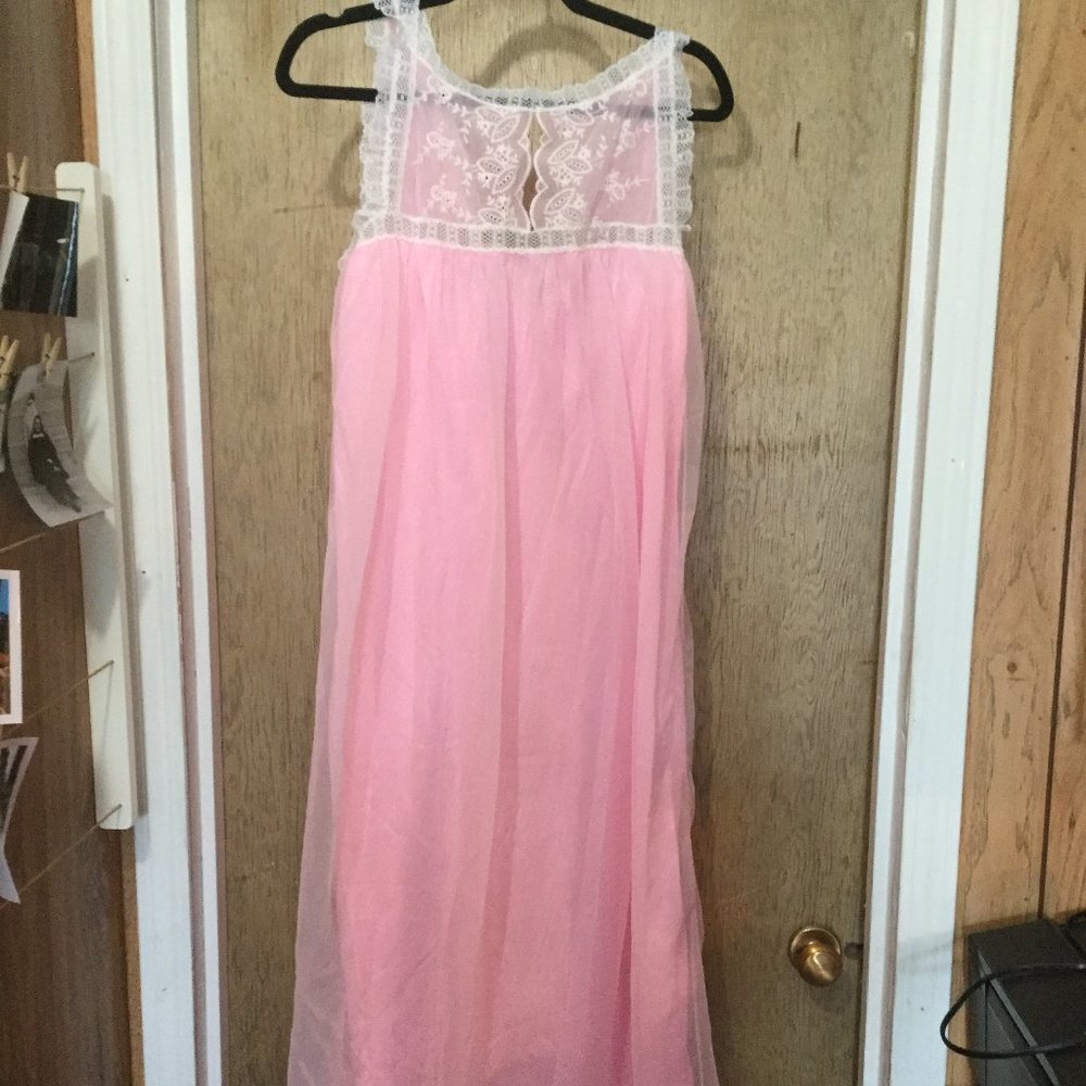 Vintage woman's pink with lace detail night gown size Medium